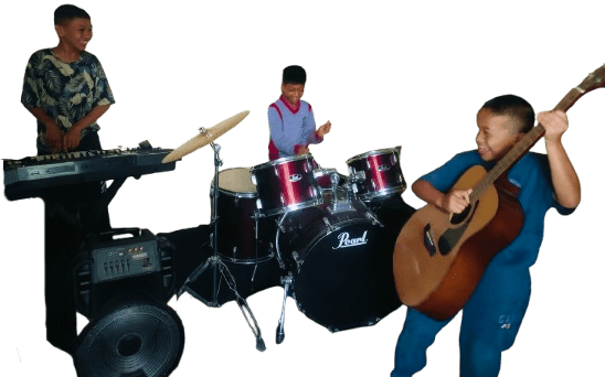 kelompok anak anak berkebutuhan khusus sedang melakukan kegiatan ekstrakulikuler musik